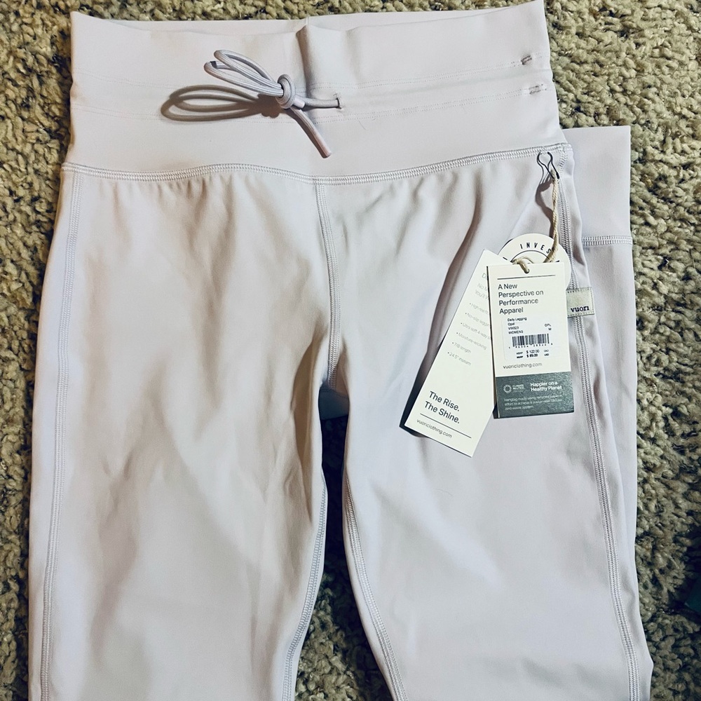 Vuori Daily Legging in Opal (lavender)! BNWT